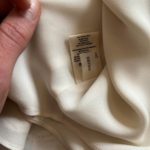 L'agence XS ivory Abella 100% Silk Relaxed Fit Sleeveless Keyhole Blouse - Picture 4 of 9